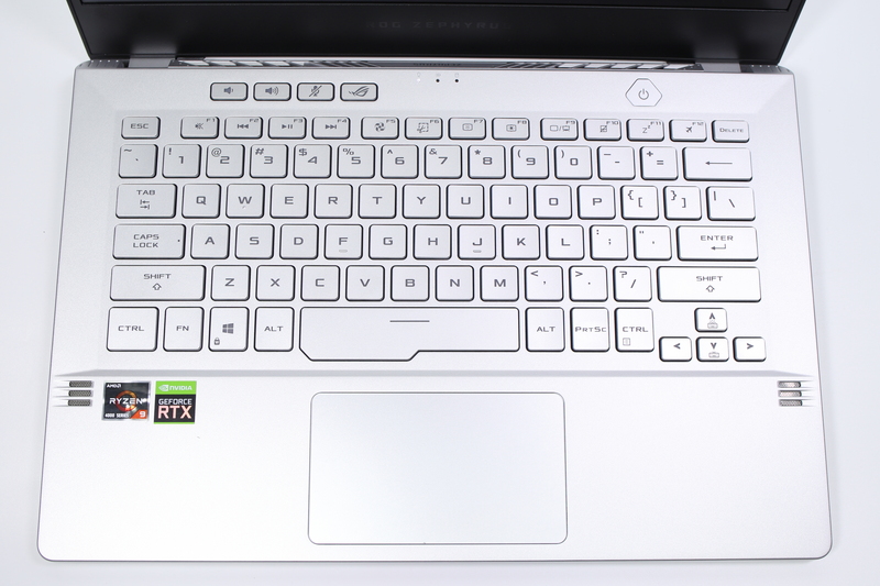 キーボード面。バックライト搭載のキーボードは英字配列で、タッチパッドはボタン一体型