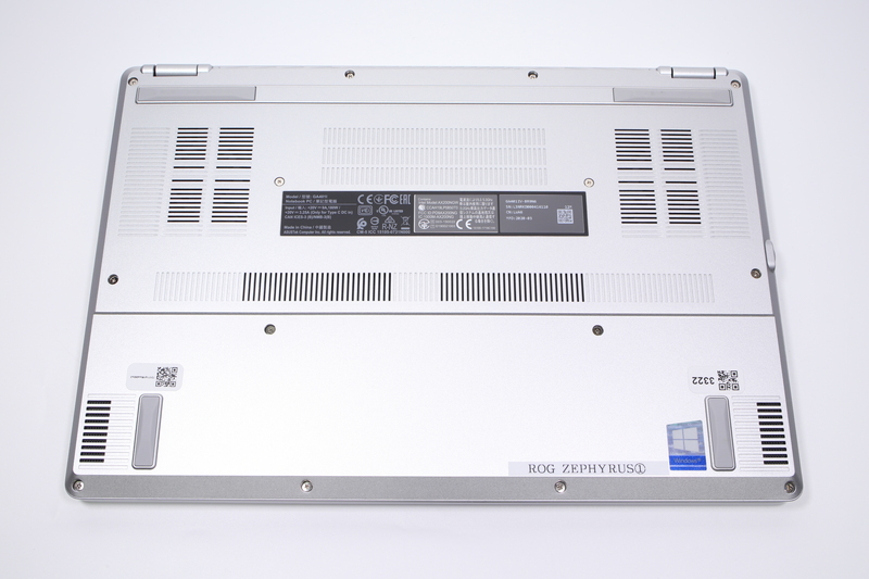 底面。手前側の両端にスピーカー、中央より奥よりに通気口が設けられている