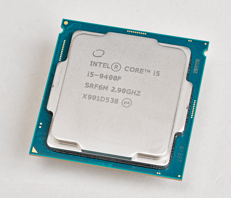 Intel <strong class="em ">Core i5-9400F</strong><br>実売価格：18,000円前後<br>6コアで最大4.1GHzのスペックならGPUの足を引っ張らない。ゲーミングPCなら当然ビデオカードを別途搭載するため、GPU非搭載はデメリットにならずコストパフォーマンスは抜群だ。