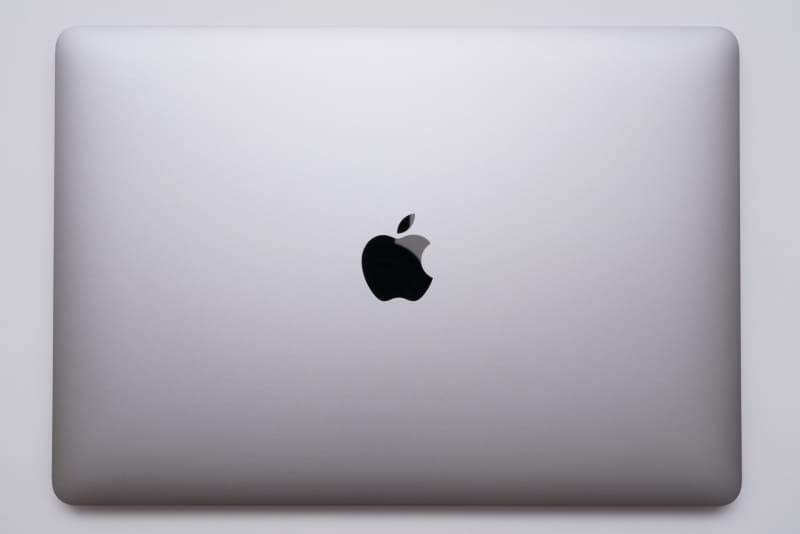 本体天面。筐体材質は100%再生アルミニウム。カラーは、ゴールド、スペースグレイ、シルバーの3色を用意。今回借用したのはスペースグレイだ