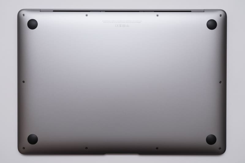 本体底面。隠しネジはないが、特殊ネジ(ペンタローブネジ)が用いられている