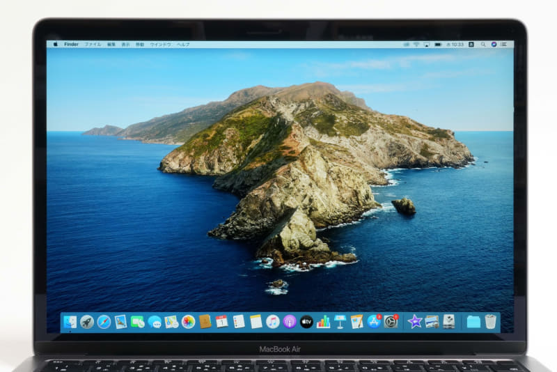 ディスプレイは13.3型(2,560×1,600ドット、227ppi、16:10、光沢、400cd/平方m、色域非公表、タッチ非対応、スタイラス非対応)。ディスプレイ上部にはWebカメラ(720p)が内蔵されている