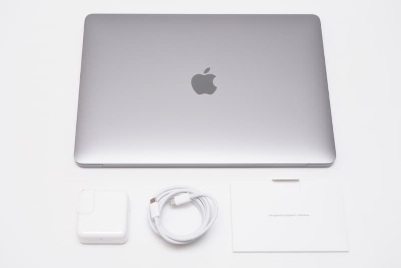 本体以外に、30W USB-C電源アダプタ、USB-C充電ケーブルが付属する