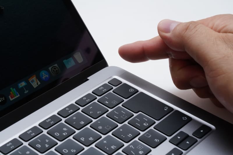 電源ボタンはTouch IDセンサー(指紋認証センサー)一体型。OSのロック解除だけでなく、「Apple Pay」でのオンラインショッピングにも利用可能だ