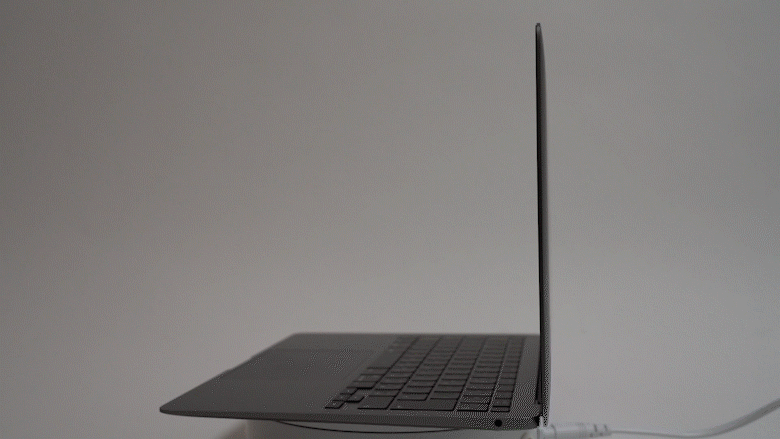 広視野角は謳われていないが、80度ぐらいの角度からでもなにが表示されているのか判別可能だ