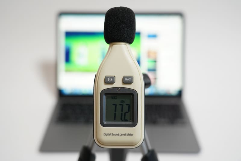 YouTubeで公開されている「前前前世(movie ver.) RADWIMPS MV」を最大ボリュームで再生したさいの音圧レベルは最大77.2dBA(50cmの距離で測定)