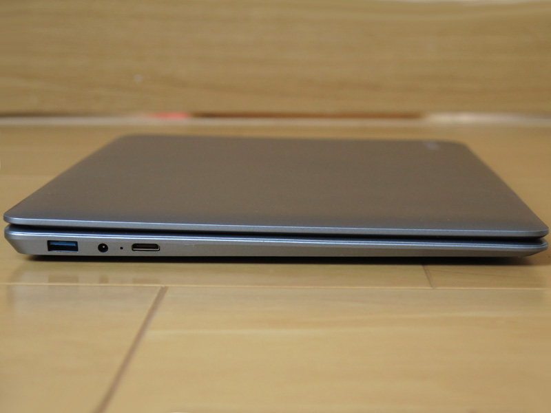 本体左側面。USB 3.0とDC入力、Mini HDMI出力を搭載する