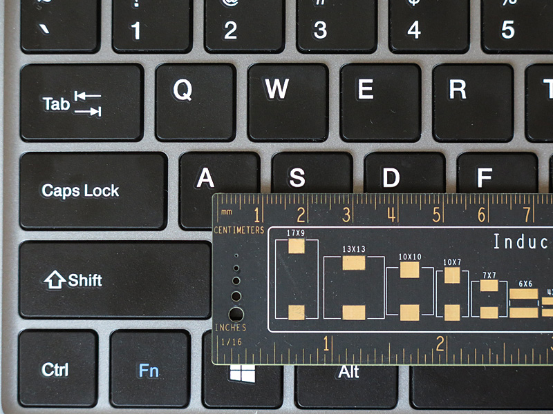 キーピッチは実測で20.5mmとかなり広い