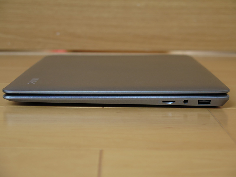 本体右側面。USB 2.0と音声入出力、microSDカードスロットを備える