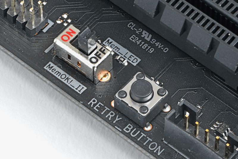 オンボードの電源／リセットボタンがあると動作テストを繰り返す際に便利だ。UEFI設定をリセットしたり、液体窒素冷却時のコールドバグ対策など、競技OC向けの機能を搭載するものもある