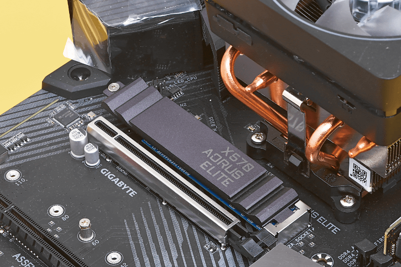 NVMe SSDは発熱が大きく、高負荷が持続すると速度低下が発生する場合があるため、その対策として放熱用ヒートシンクを搭載する製品が多い。搭載しない製品であっても市販品でカバーすることができる