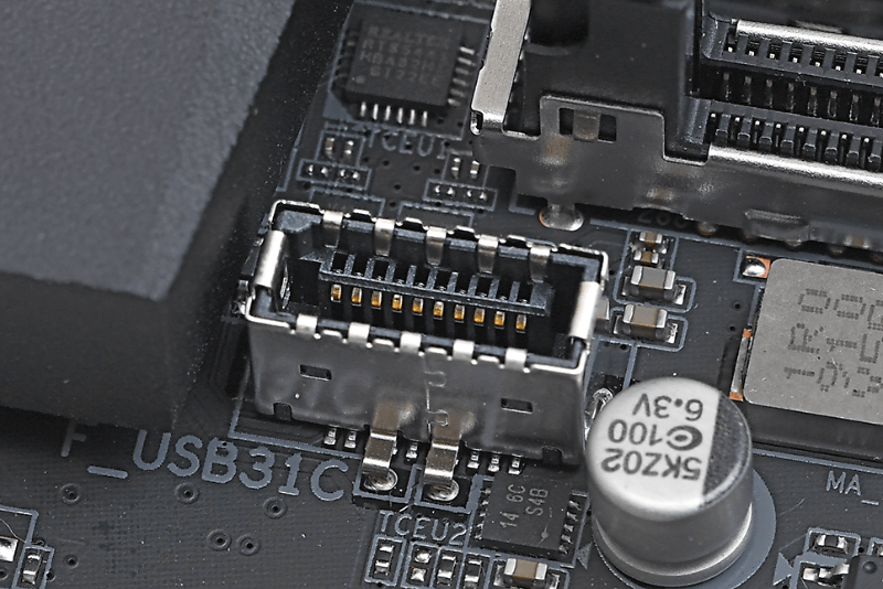 PCケースのフロント用の端子。Type-A用（USB 3.0、USB 2.0）は1組につき2ポートが使えるが、Type-C用は1組で1ポートのみ。このポートを搭載していない製品もめずらしくない