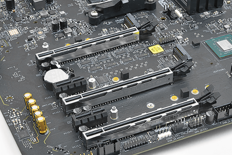 ハンダ付けを強化したり金属で補強した拡張スロットを備える製品も増えている。故障しにくいほか、電磁波シールドとしても機能するため信号品質を高める効果もある