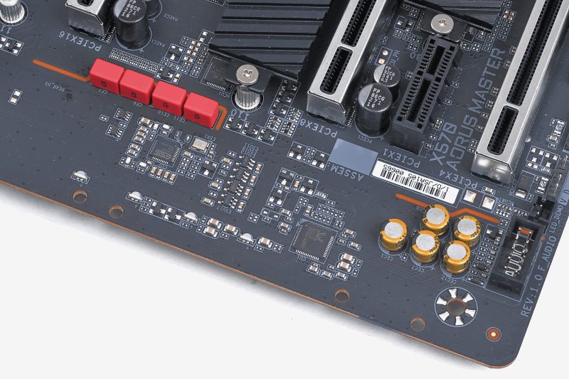 アナログ処理部分を基板上で分離したり、オーディオグレードのコンデンサを実装したりして高音質化を図っている。ハイエンド製品は高級なDACチップを搭載しているものもある