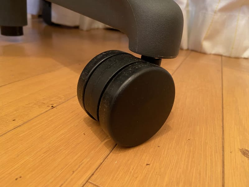 見た目やすっちい車輪だが、滑りはガタツキなくかなり良い