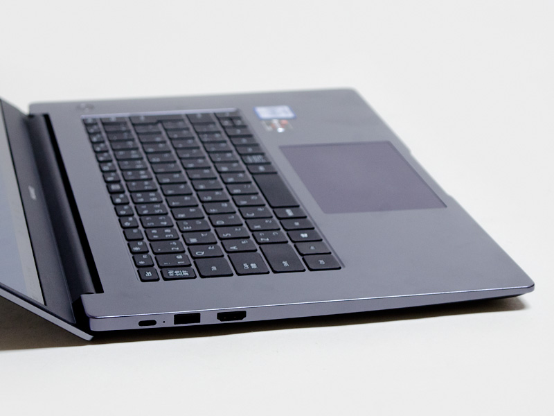 USB 2.0 Type-C、USB 3.0、HDMI。パネルの傾きはこれが最大