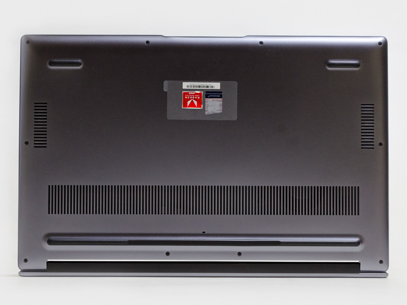 底面中央の左右のスリットにスピーカー