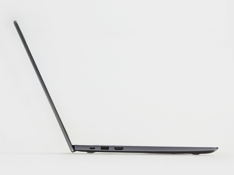 コネクタの高さからもわかるように結構薄い