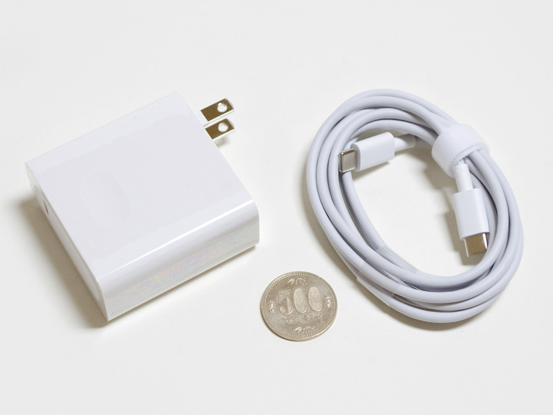 付属のACアダプタはサイズが約60×60×28mm(幅×奥行き×高さ)、重量151g、出力5V2A9V2A12V2A15V3A20V3.25A