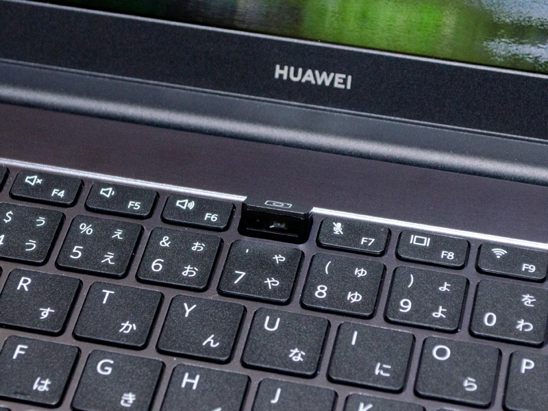 ポップアップするWebカメラ。この位置はローアングルになるので絵的にはあまりよくない