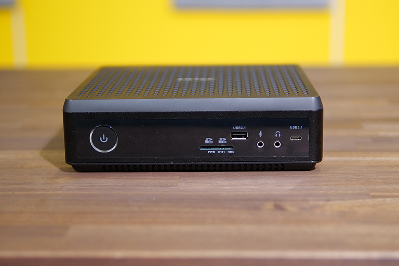 ZBOX EN52060Vの正面。左から電源ボタン、SDカードスロット、USB 3.0、オーディオ入出力、USB 3.1 Type-C