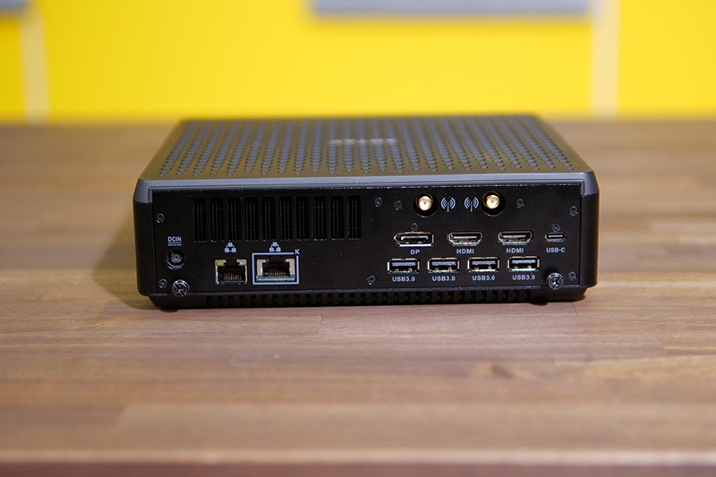 背面。左から電源端子、Gigabit Ethernet 1、Gigabit Ethernet 2、USB 3.0、DisplayPort、USB 3.0、HDMI 1、USB 3.0、HDMI 2、USB 3.0、USB 3.1 Type-C。右上にあるのは無線LANのアンテナ取りつけ端子