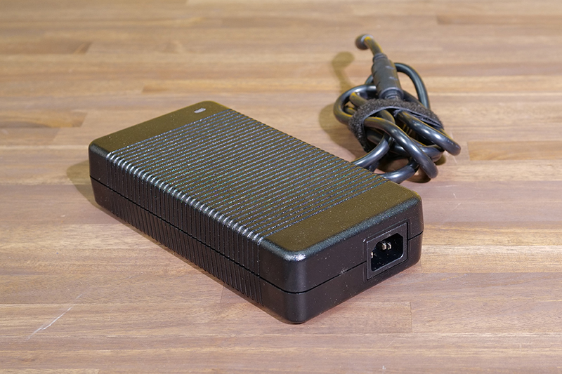 ゲーミング用ということで電源アダプタは外付けで大きい