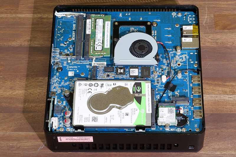 底板は取り外せる。これは写真用に借りたもので、メモリが1枚で2.5インチHDDがついているが、製品版では、メモリは2枚(8GB×2)で、HDDは内蔵しない。もう1つ拡張用のM.2端子もある
