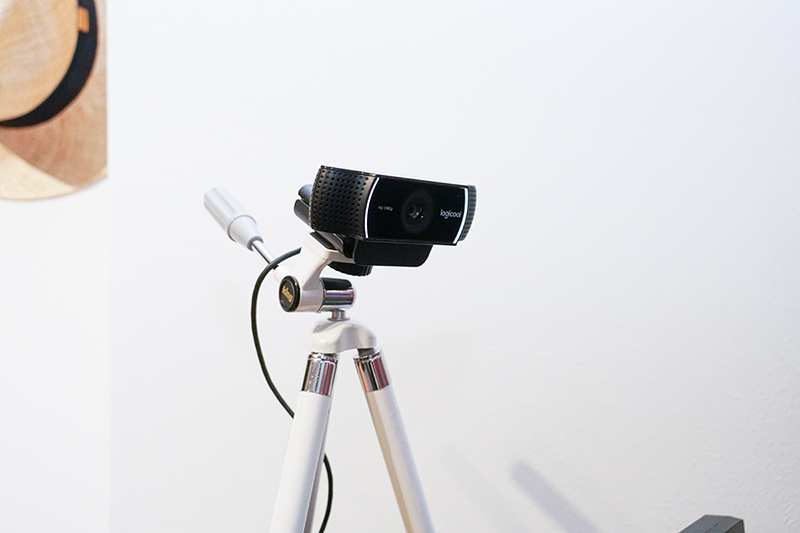 ワイプの撮影には、Webカメラを採用。黒田さんがすでに持っていた小型の三脚に装着