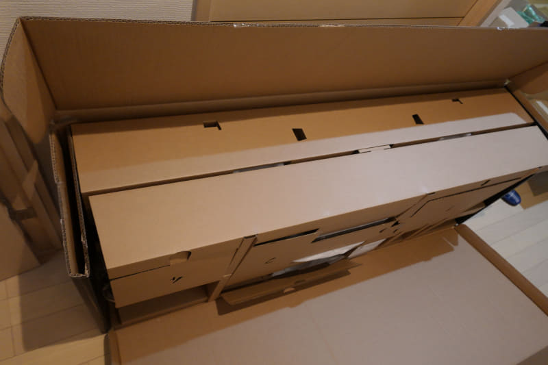 手前側にスタンドが、奥側にディスプレイ本体が入っている