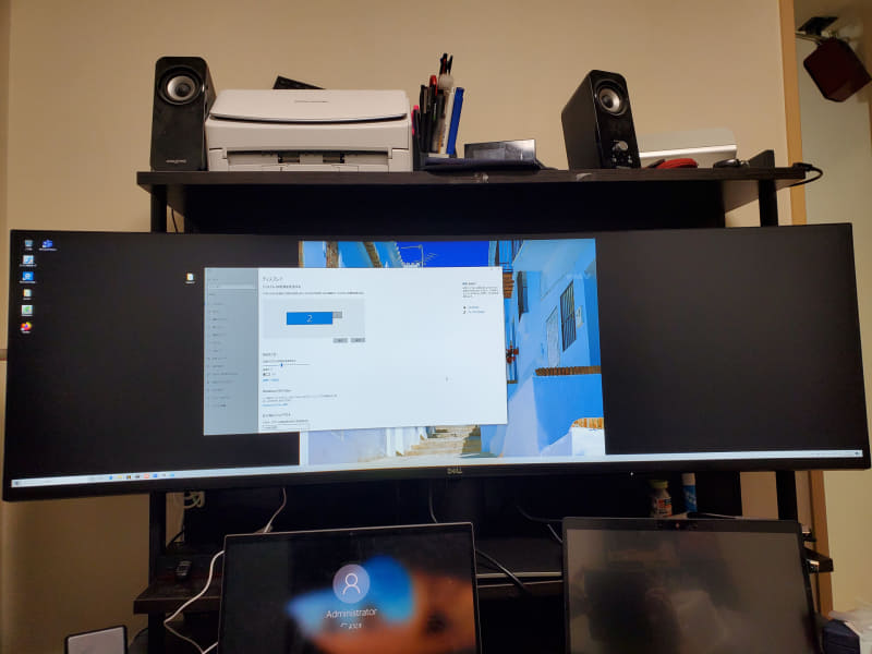 U4919DW導入後の筆者の机周り、ラックにディスプレイが収まりきらず、かつ重量的にも危なかったので、ラックを捨てることに