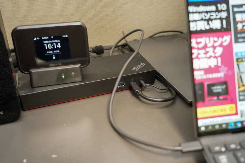 レノボのThunderbolt 3ドッキングステーションをPCとディスプレイの間にはさんでいる。帯域を必要とするストレージやLANなどはドッキングステーションに接続し、ディスプレイにはおもに映像信号だけを流すようにしている