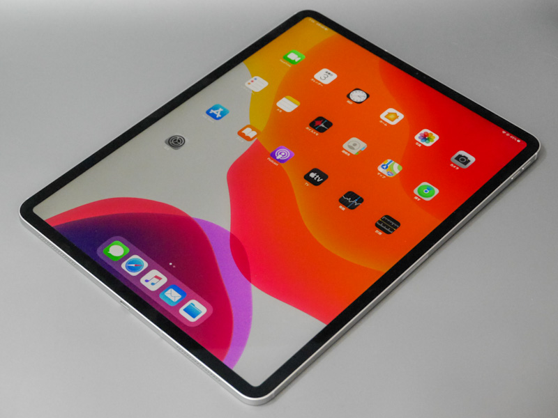 縦向きに表示した状態。ホームボタンがなく、ベゼルの細さもあって全面スクリーンと言っていいデザイン