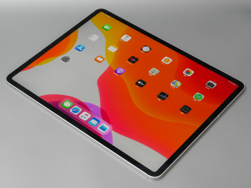 横向きに表示した状態。上下左右のベゼル幅が均等なため横向きでも違和感がない