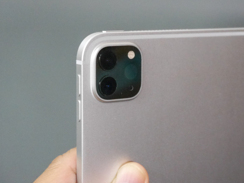 超広角レンズの搭載によってiPhone 11ライクになったカメラ部。上面に電源ボタン、側面に音量ボタンという配置は変わらない