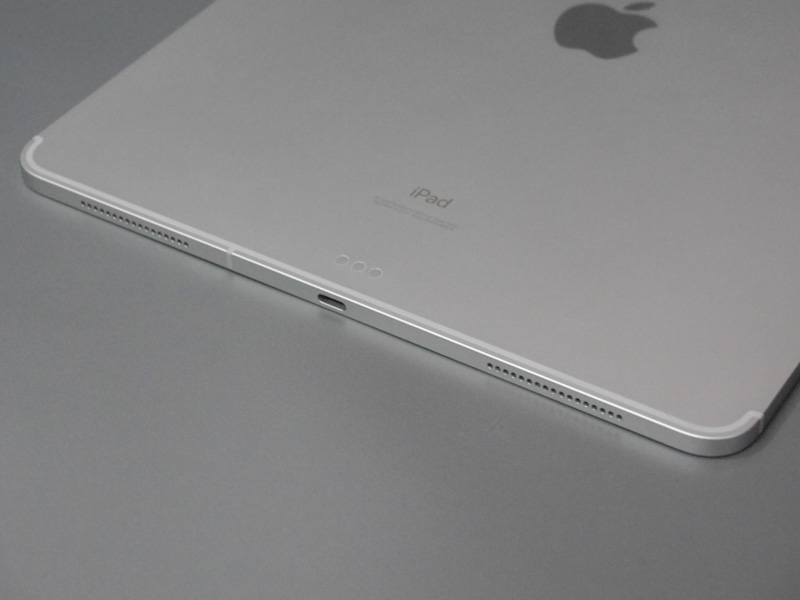 端子はUSB Type-C、Appleの表記で言うところの「USB-C」を搭載。その上にはSmart Connectorがある