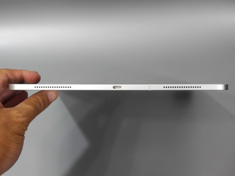 上面および底面。スピーカーを計4基搭載する。これらも従来モデルと同様だ