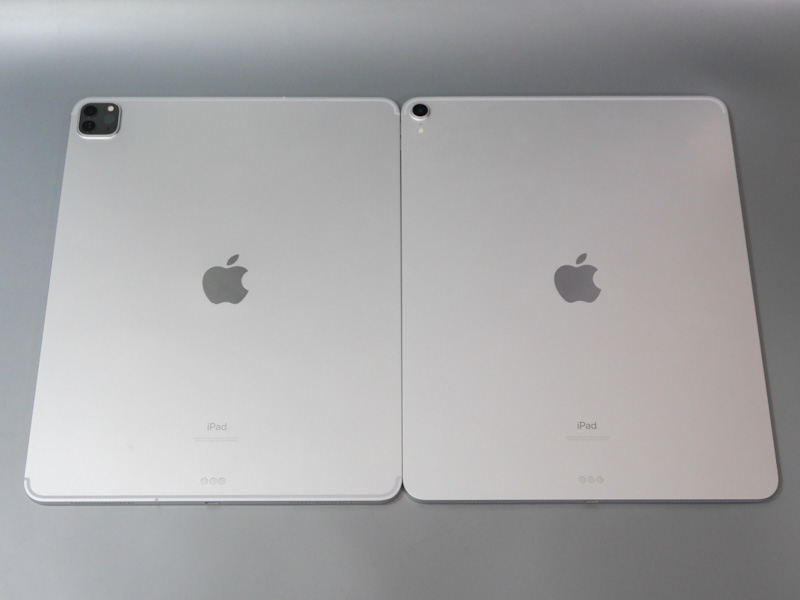 背面の比較。カメラ部の形状は外見上の唯一ともいえる相違点だ