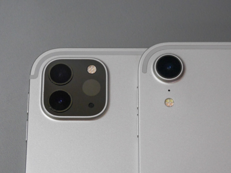 カメラ部のアップ。トリプルカメラに見えるが望遠レンズは搭載せず、代わりに距離計測に使うLiDARスキャナが搭載されている