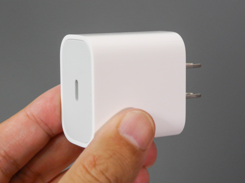 付属のUSB Type-C充電器。最大18WのUSB PDに対応する。モデルは従来と同じ「A1720」