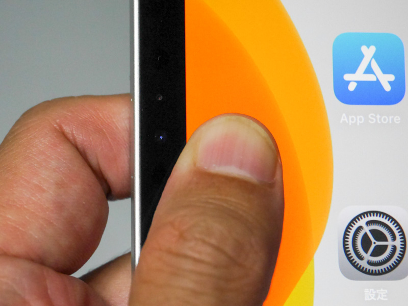 本体を横向きに持つと、左手親指が全面カメラ部を覆ってしまいがちだ