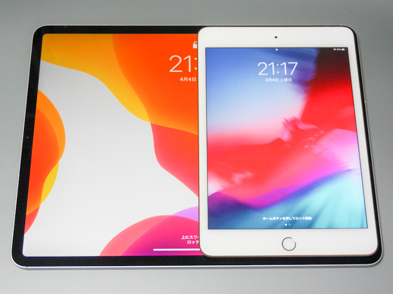 iPad mini 5を上に乗せたところ。筐体サイズはちょうど半分程度だ