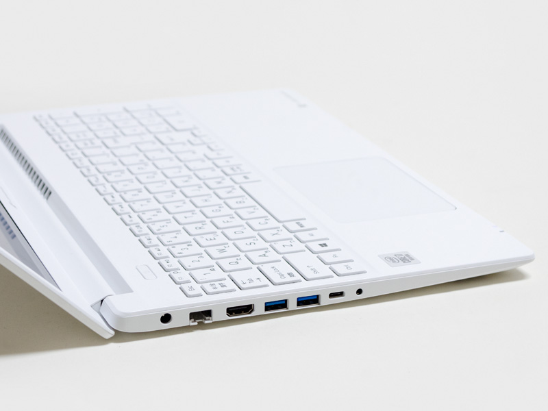 左側面は、Gigabit Ethernet、HDMI、USB 3.0×2、USB Type-C、音声入出力