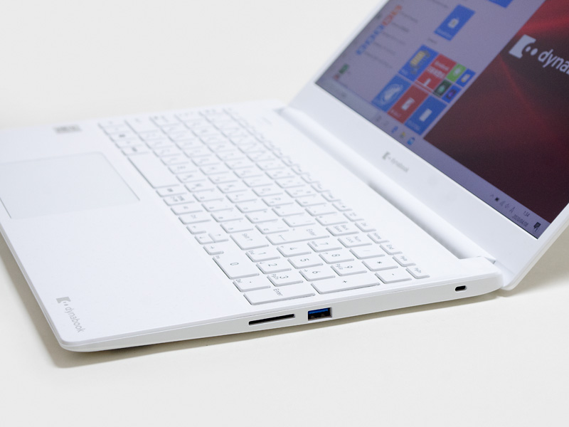 右側面は、ロックポート、USB 3.0、SDカードリーダ。パネルの傾きはこれが最大