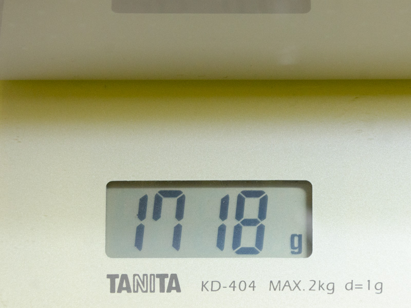 ACアダプタのサイズ約85×50×27mm(幅×奥行き×高さ)、重量220g、出力19V/3.42A。無線式マウスは単4形電池1本で動作。USBアダプタは未使用時に底面のへこみ箇所に収納できる