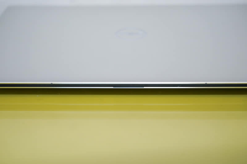 デル XPS 13(9300)に用意されているマイク。ディスプレイパネルの上部に2つ用意されている