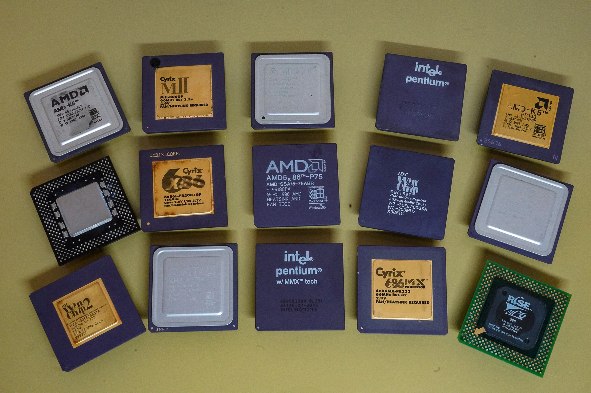 Socket 5/7用のCPU、これだけを見てもじつに多くのバラエティがあったことがわかる