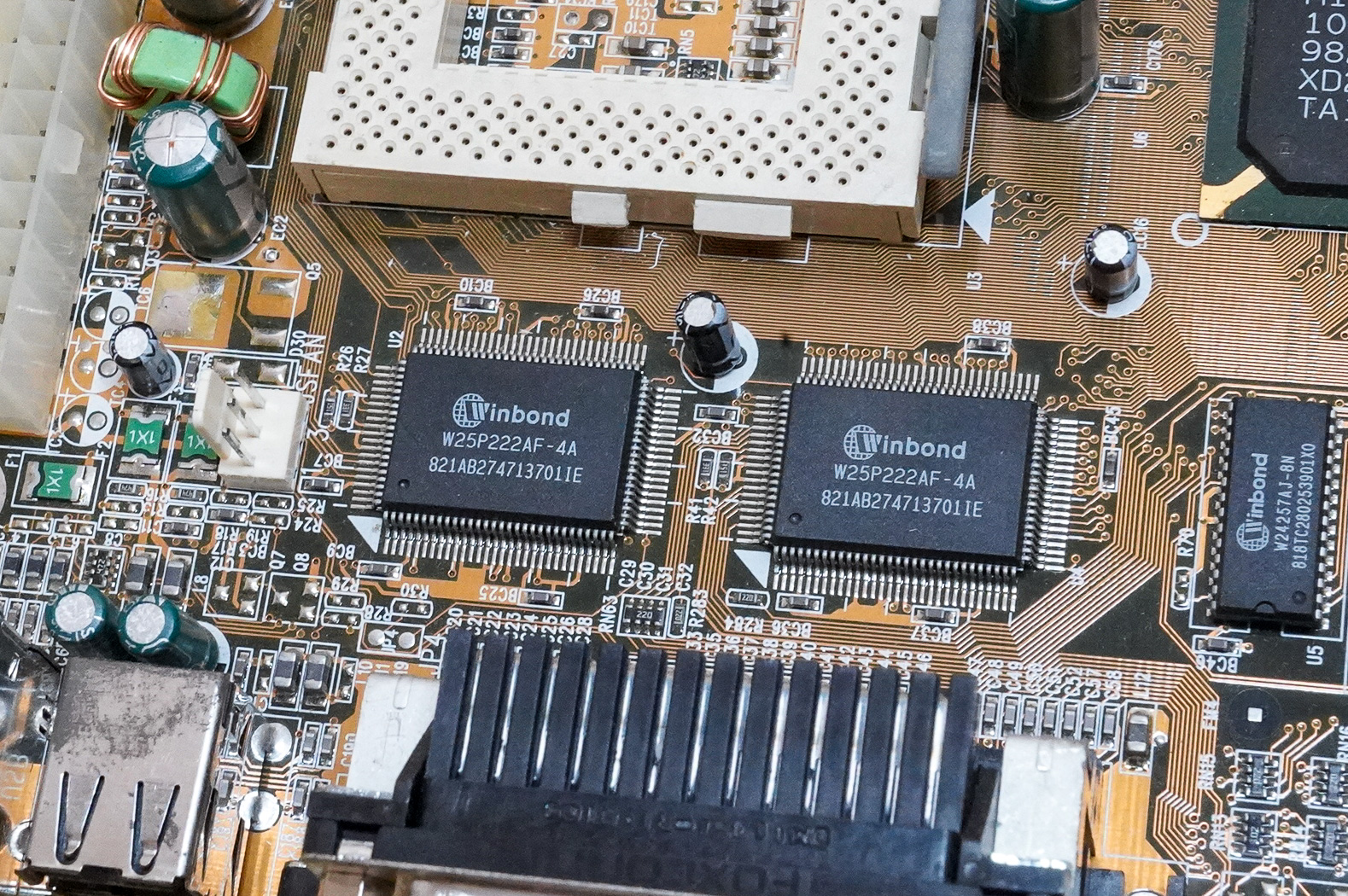 WinBondのW25P222AF-4Aという256KBのSRAMを2つ搭載して512KBが搭載されている