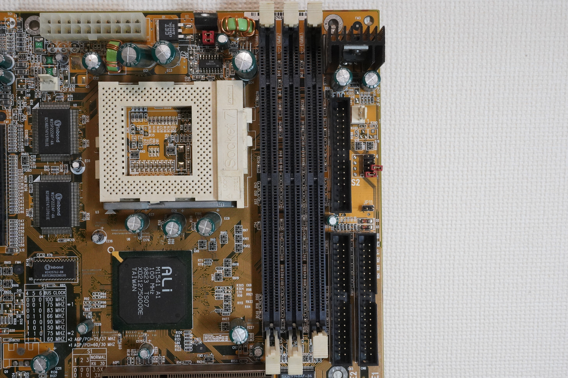 CPUソケット(Socket 7)とメモリソケット、FDDコネクタの左にあるS2ジャンパーではCPUの電圧を設定できた