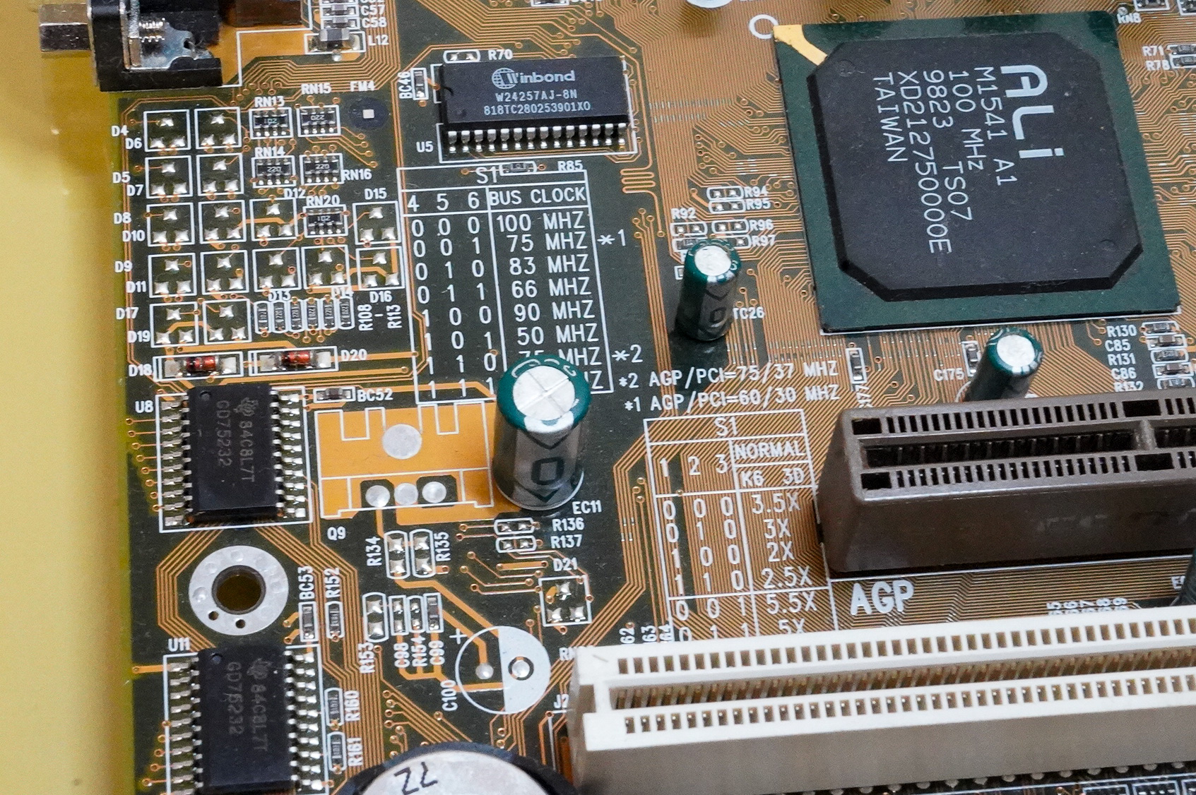 PCB上にシルク印刷されているS1ジャンパの設定